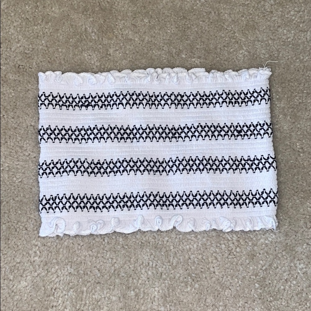 XS black and white crop top